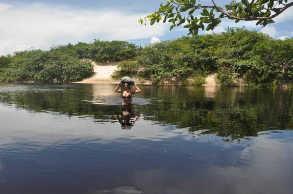 Atravessando a Lagoa da Princesa, em Algodoal - PA